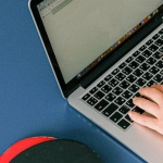 Фрилансер за компьютером с балансом работы и игр Zeus vs Hades