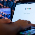 Фрилансер работает удаленно в сфере онлайн-казино за ноутбуком